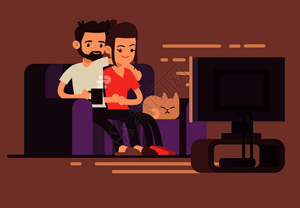 在客厅的家中观看电视年轻快乐夫妇图片
