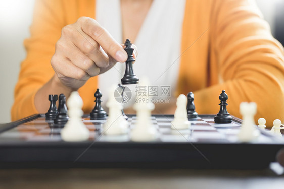 在竞争委员会游戏中将象棋数字用于发展分析战略思想管理或领导概念图片