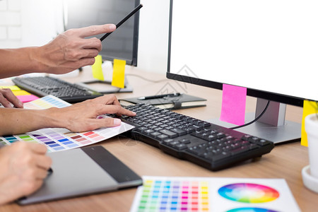 使用图形平板和与同事在办公桌上的一个字型起涂色图片