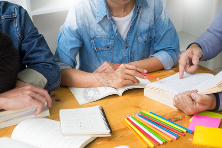 学生在学校的公共图书馆学习图片