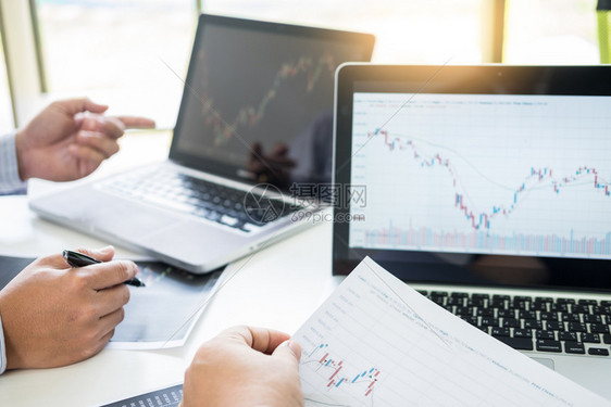 商业团队贸易或代理投资企业家同事他们利用图表数据金融销售和购买概念讨论分析股票市场交易图表图片