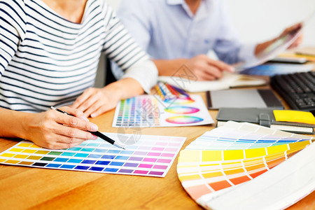 使用图形平板和与同事在办公桌上的一个字型起涂色图片
