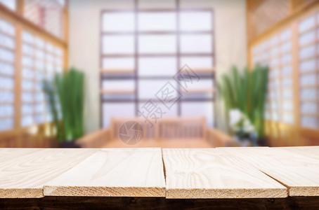 在抽象的模糊内部背景和自由空间的木制桌子上显示您的装饰或将您的产品补齐图片