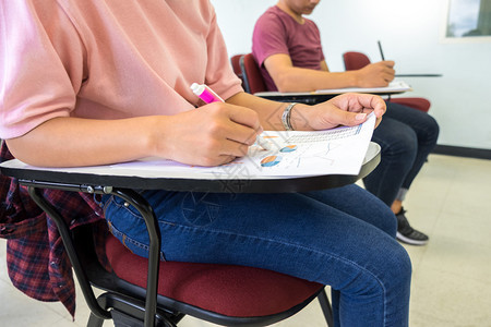 学生在教室里聆听教授授课图片