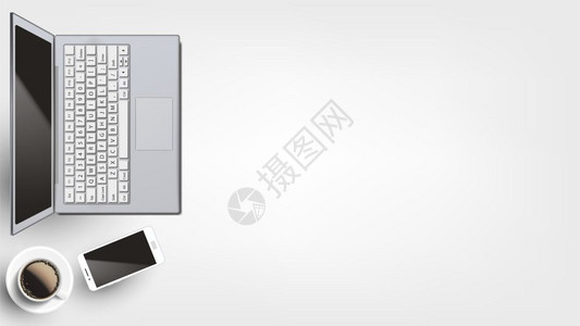 在家庭或办公室工作场所安排的热咖啡杯附近打开现代膝上型计算机和新造智能手图片