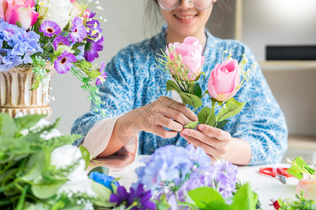 女生在插花图片