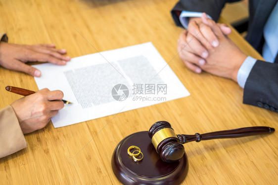 夫妻在婚姻金戒指结时遇到的问题法官裁决离婚签署文件或前协议向律师提供法咨询并安慰他的委托人图片