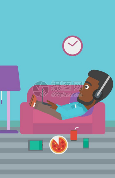 一名非洲美国人戴耳机坐在客厅沙发上带有电子设备以及快速食物矢量平板设计图示垂直布局图片
