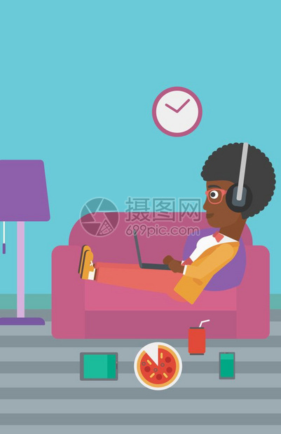 一位使用耳机的非洲美国妇女躺在客厅沙发上带电子设备并用快速食物矢量平板设计图示垂直布局图片