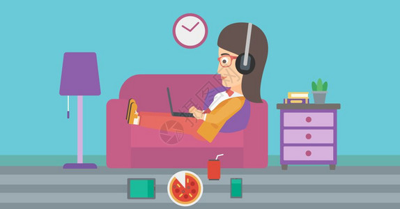坐在客厅沙发上戴耳机的妇女带电子装置和快餐矢量平板设计图示横向布局图片
