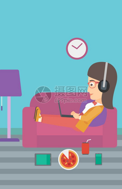 一名戴耳机的妇女躺在客厅沙发上带电子装置和快速食物矢量平板设计图示垂直布局图片