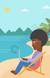 一位非裔美国女商人坐在沙滩上用笔记本电脑做矢量平面设计插图垂直布局用笔记本电脑做图片