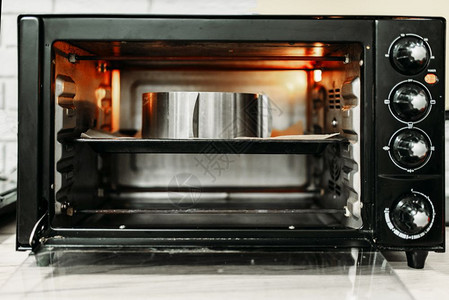 供自制烹饪用的电动微型烤炉打开门闭近视图片