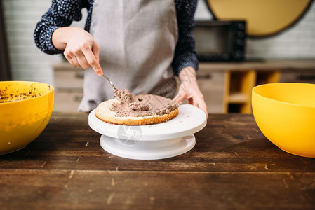 女手用巧克力奶油涂蛋糕甜点自制烹饪图片