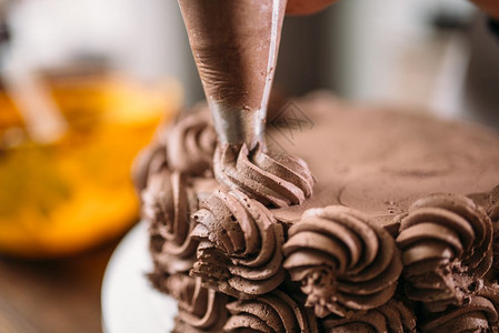 巧克力蛋糕装饰配有烹饪式注射器特端视图图片