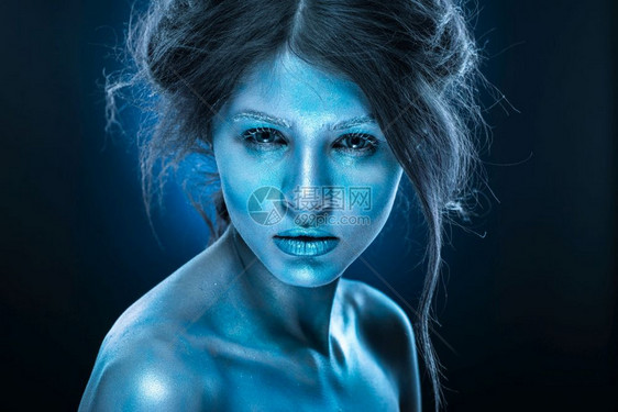 有蓝色霜冻化妆品和皮肤的幻想女神冰皇后身体艺术荧光化妆品图片