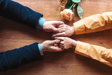 情侣在餐厅双手相握图片