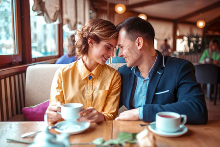 情侣 玻璃情侣在餐厅喝咖啡背景