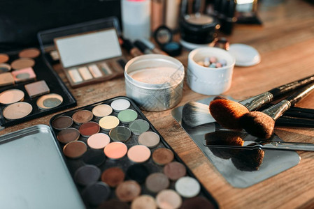 桌上的化妆品工具及彩妆图片