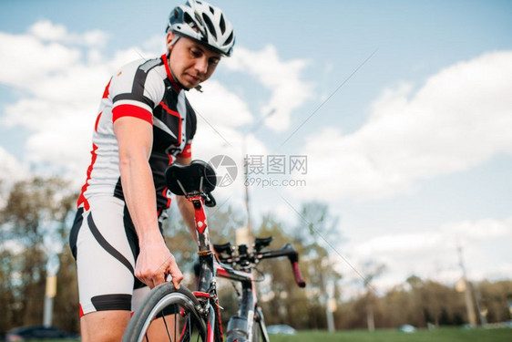 骑自行车的运动员图片