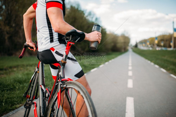 骑自行车沥青路运动图片