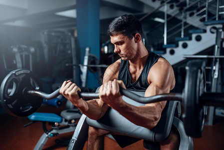 在健身房中锻炼的肌肉帅哥图片