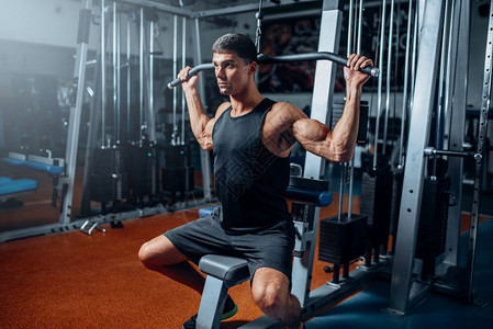 在健身房中锻炼的肌肉帅哥图片