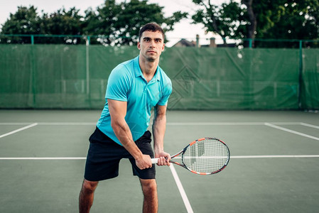 男子在户外锻炼身体打网球图片