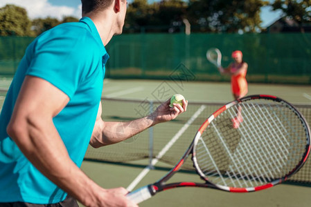 情侣在户外打网球图片