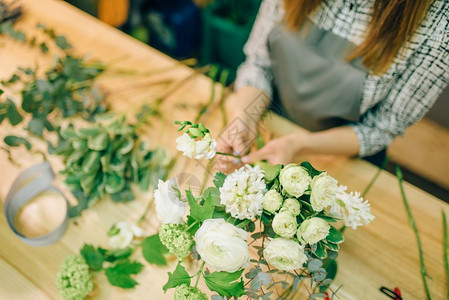 插花师正在修剪花朵图片