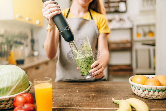 在厨房做美食的黄衣美女图片