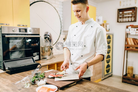 传统的日本烹饪海鲜男烹饪寿司亚洲厨房图片