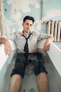 在浴缸破产的可悲商人 男子的概念 商业问题压力图片