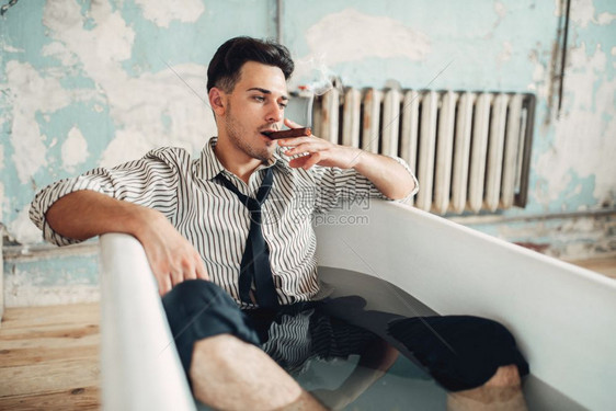 酒醉商人在浴缸破产 男人的概念 商业问题压力男人图片