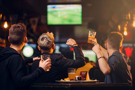 三名男子在酒吧看足球比赛图片