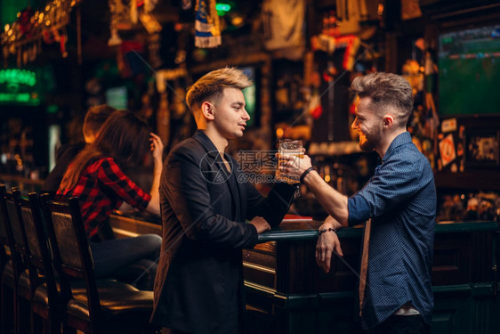 在酒吧喝酒的男士们图片