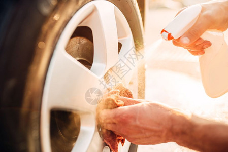男子洗汽车轮胎背景图片