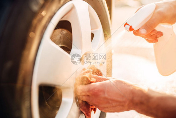 男子洗汽车轮胎图片
