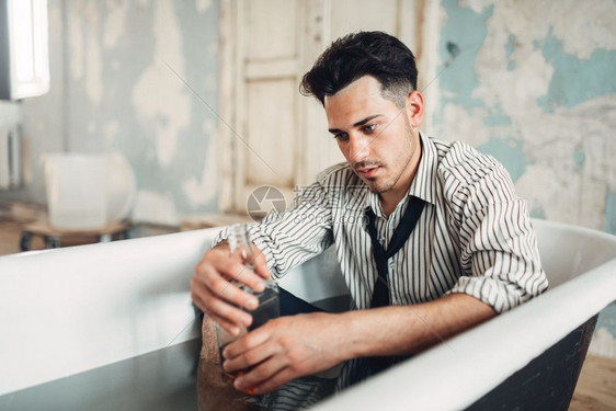 在浴缸里喝醉的商人商业问题压力酒醉商人在浴缸里图片