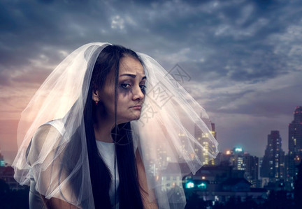 夜市背景的年轻催泪新娘夜市背景的泪新娘图片