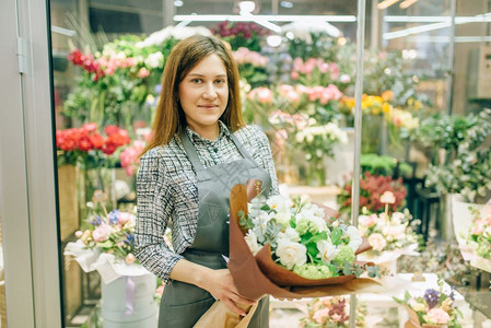 花店有鲜束的围裙女卉商业图片