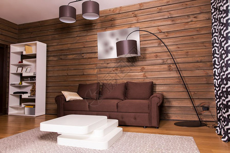室内棕色沙发和以楼梯形状的白色桌子图片