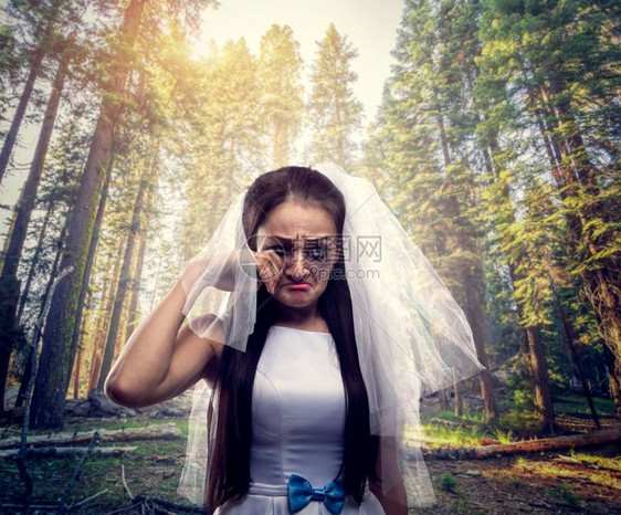 面带泪的新娘图片