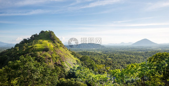 绿色山谷和蓝天空锡兰风景斯里卡图片