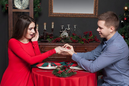快乐男人把结婚戒指戴在女人的手上图片