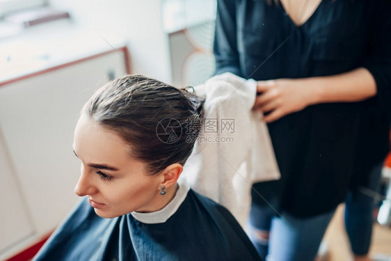 美发师用发胶工作图片
