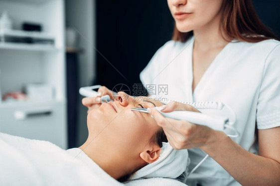 美容师正在给美女做面部皮肤护理图片