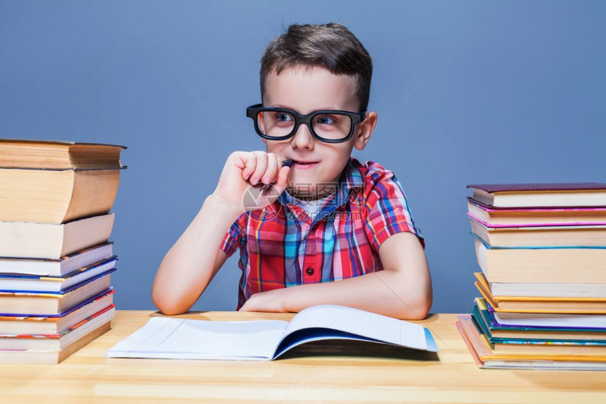 戴眼镜的小男孩在学习