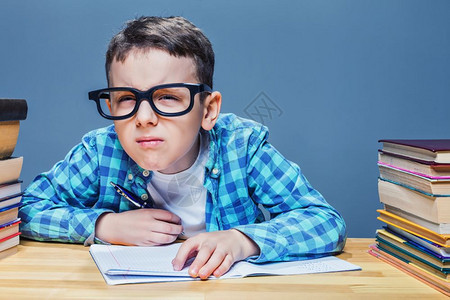 戴眼镜的小男孩在学习图片