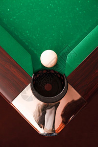 白台球对面的与桌的角对着一个口袋图片